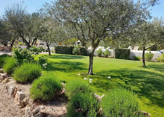 Gite Provencal Independant Avec Piscine Chauffee : Le Suy Bien
