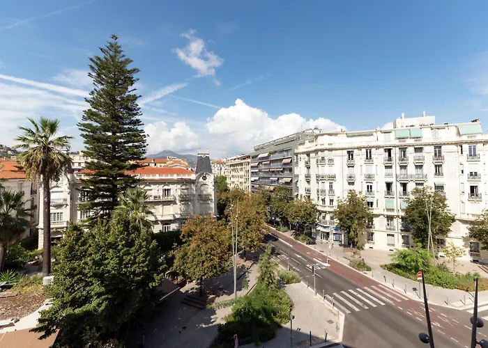 Elegant Condo With Balconies In The Heart Of Nice